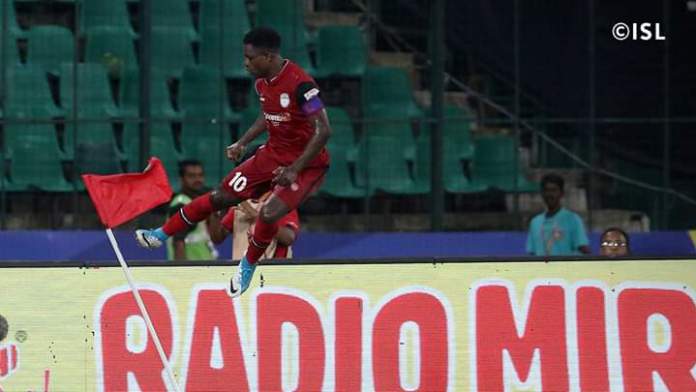 റെഡ് കാർഡ് പുല്ലാണ്, പത്ത് പേരുമായി നോർത്ത് ഈസ്റ്റ് യുണൈറ്റഡ് മുന്നിൽ