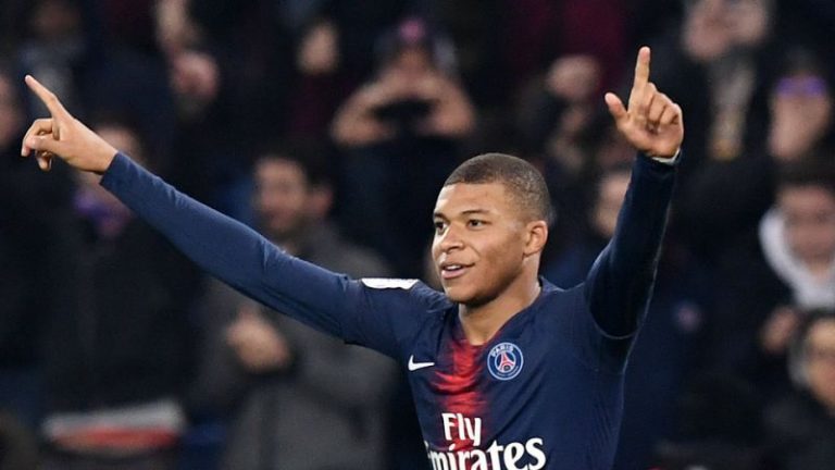 മെസ്സിയെയും പിന്നിലാക്കി എംബപ്പേ കുതിക്കുന്നു