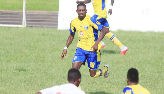 ഫുട്ബോൾ താരം കളിക്കളത്തിൽ  കുഴഞ്ഞു വീണു മരിച്ചു