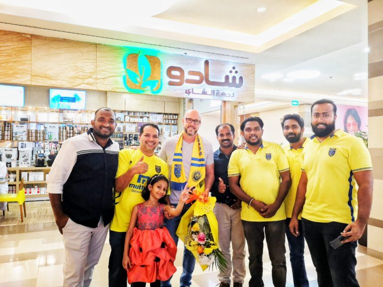 ബ്ലാസ്റ്റേഴ്‌സ് കോച്ചിനെ ഒമാനിൽ വരവേറ്റ് മഞ്ഞപ്പട